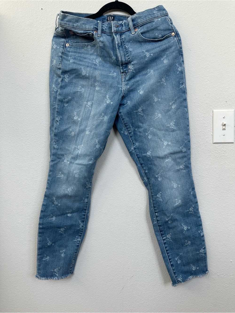 GAP Women's Faded Light Blue Skinny Jeans with Subtle Distressing